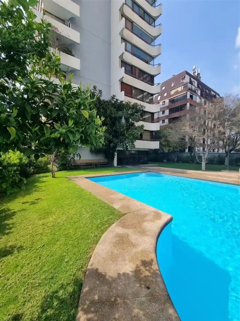 Arriendo departamento amplio en Vitacura con terraza y 4 dormitorios