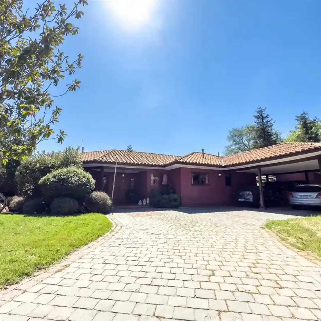 Casa chilena de 1 piso en condominio Los Ingleses Chicureo con piscina y jardín