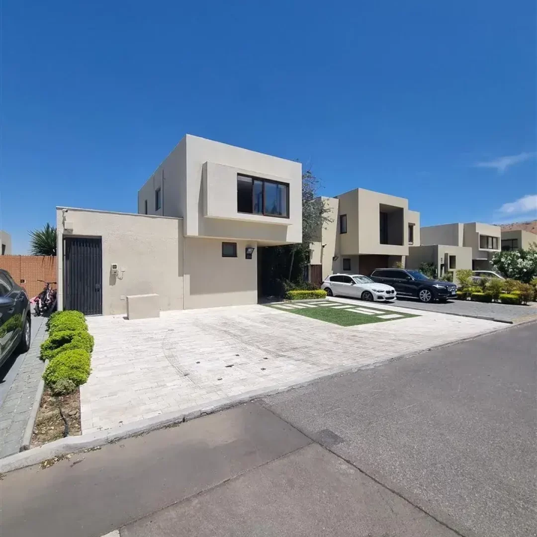 Casa en venta de 3 dorm y 4 baños en Chicureo Piedra Roja con piscina