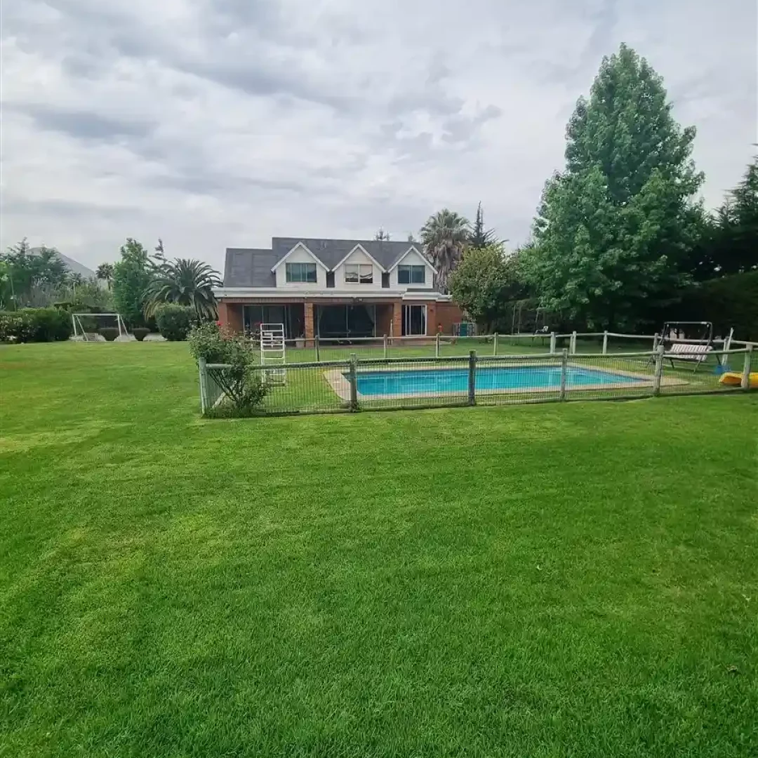 Casa en venta de 5 dorm y 4 baños en Chicureo con piscina y amplio terreno