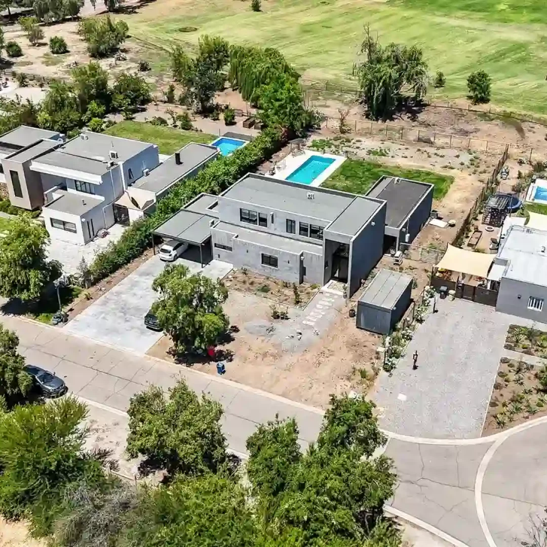 Casa en venta en condominio Las Brisas Chicureo con jardín y piscina